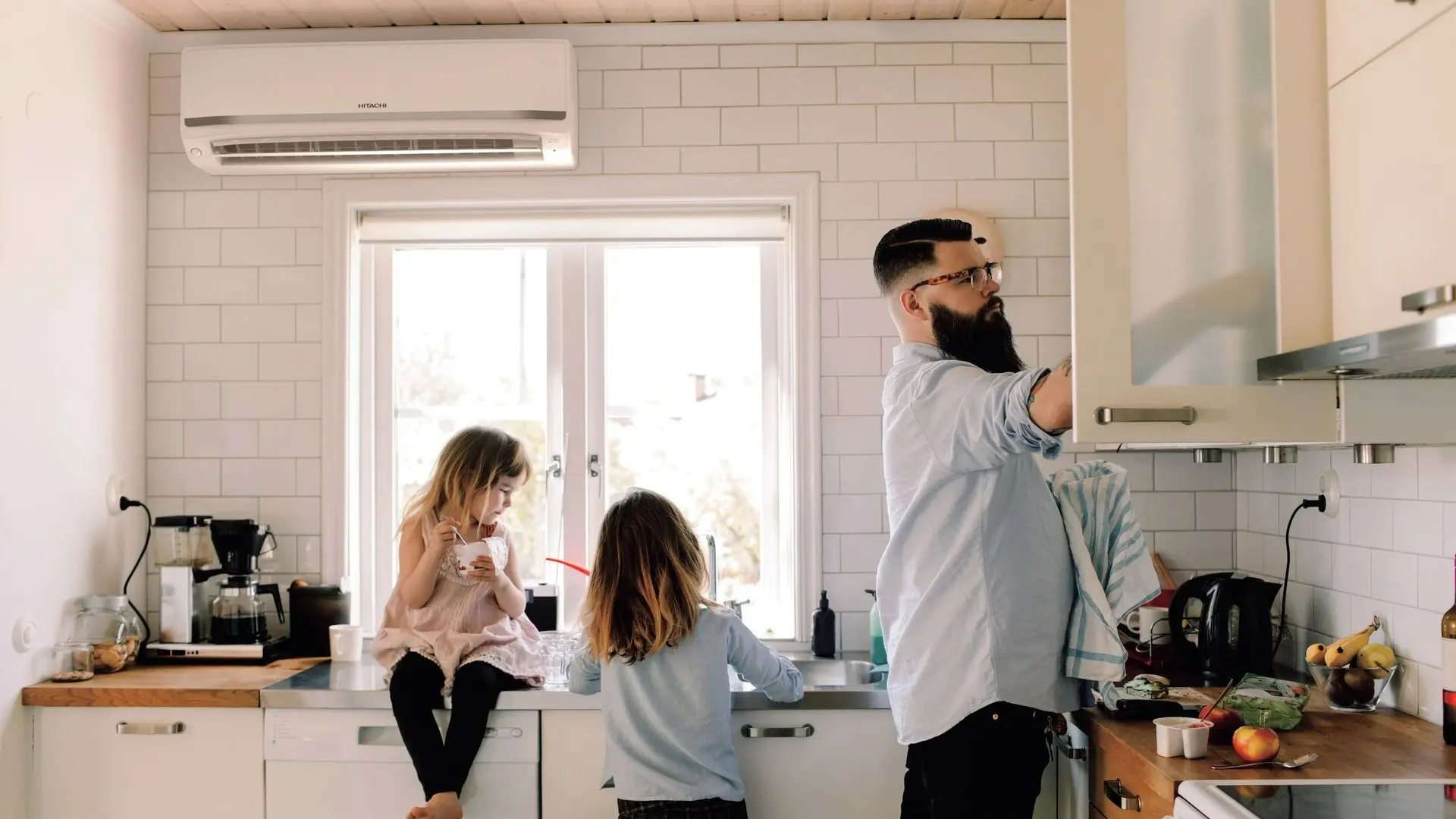 Climatiseur Hitachi airHome 800 dans une cuisine avec des enfants et le père