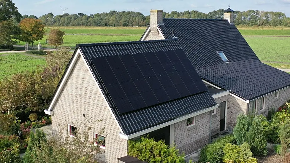 Panneaux solaire Alpha Pure R Rec sur le toit d'une maison en campagne