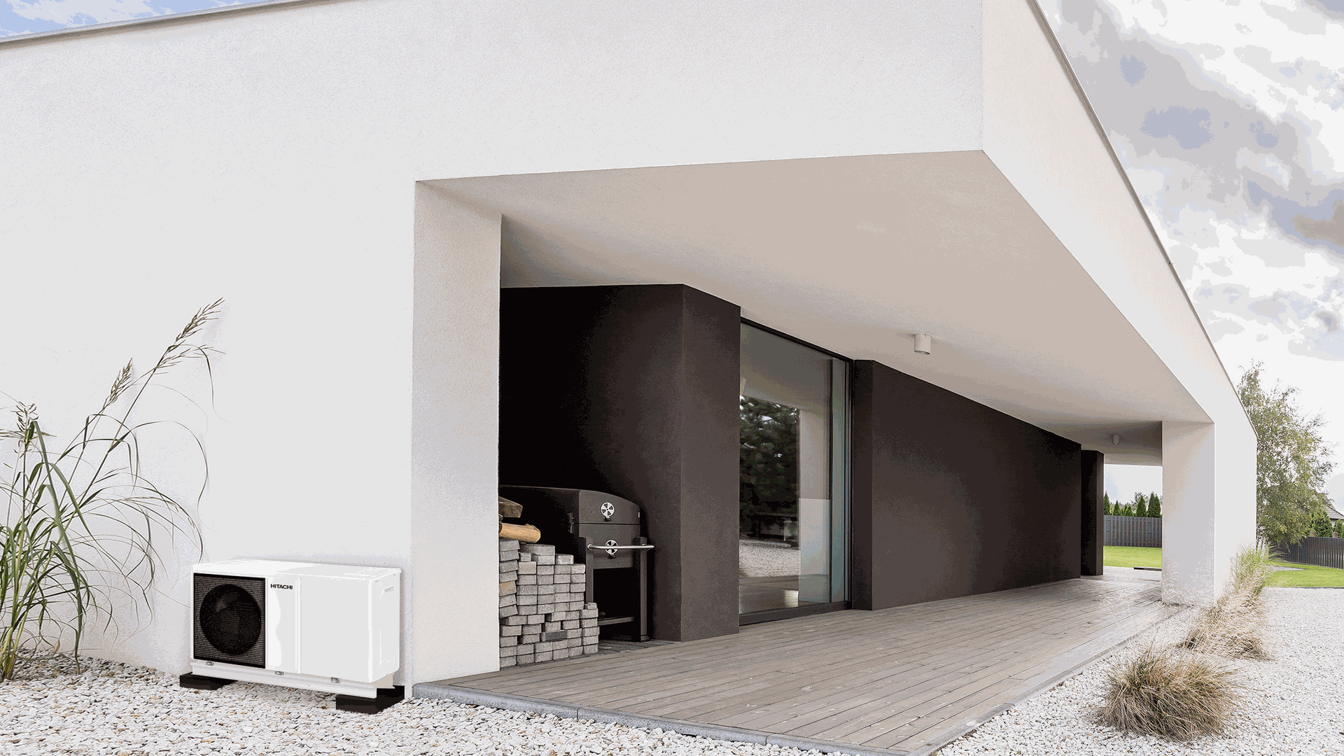 Pompe à chaleur Hitachi Air Eau Yutaki Monobloc derrière une maison moderne